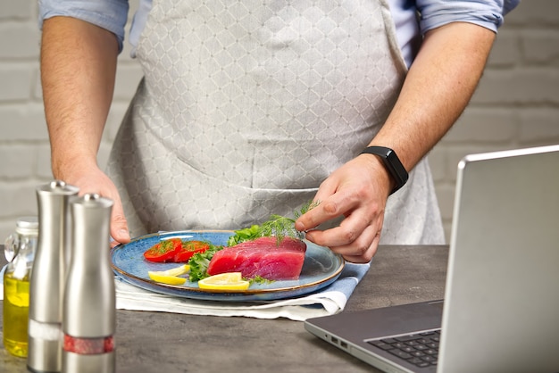 Cozinhando com bife de atum em casa cozinha on-line receita de culinária conceito de peixe cozinhando em casa