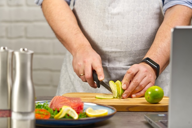 Cozinhando com bife de atum em casa cozinha on-line receita de culinária conceito de peixe cozinhando em casa