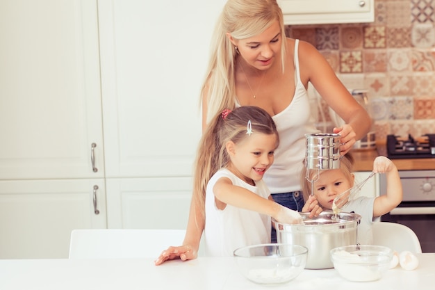 Cozinhando comida saudável em casa na cozinha branca família feliz na cozinha