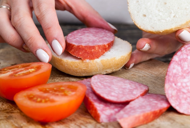 Cozinhando em casa sanduíche de pãezinhos de salsicha