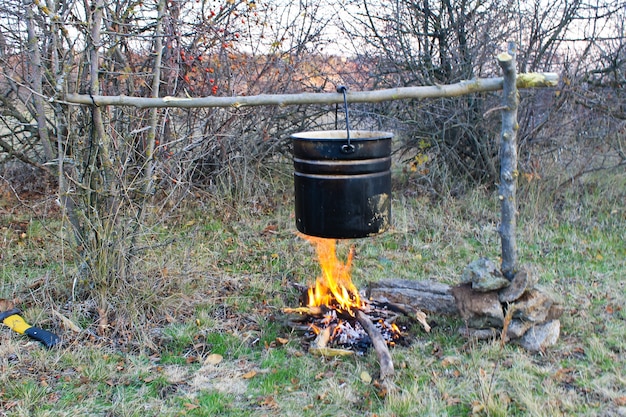 Cozinhando em uma fogueira