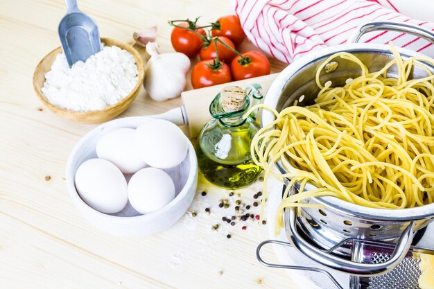 Cozinhando espaguete orgânico para o jantar.