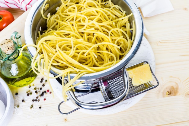 Cozinhando espaguete orgânico para o jantar.