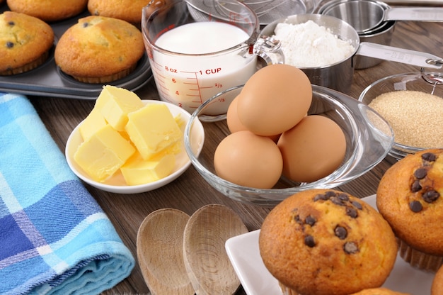 Cozinhando ingredientes com muffins frescos