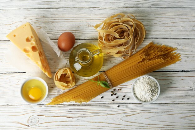 cozinhando macarrão saboroso na superfície de madeira branca