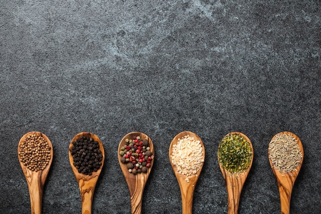 Cozinhando o fundo com vários temperos