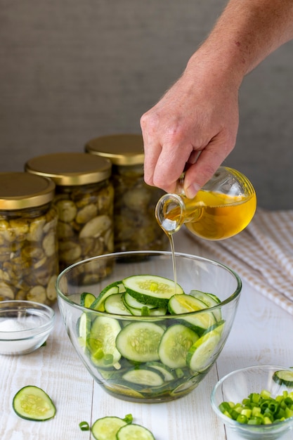 Cozinhando salada com pepinos frescos Voando fatias de pepino em um prato de vidro para salada