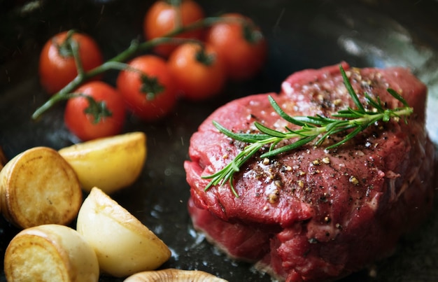 Cozinhando uma ideia de receita de fotografia de comida de bife de filé