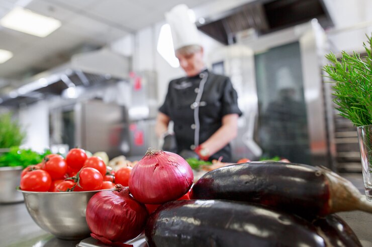 Foto cozinhar a preparar o jantar em uma cozinha de restaurante.