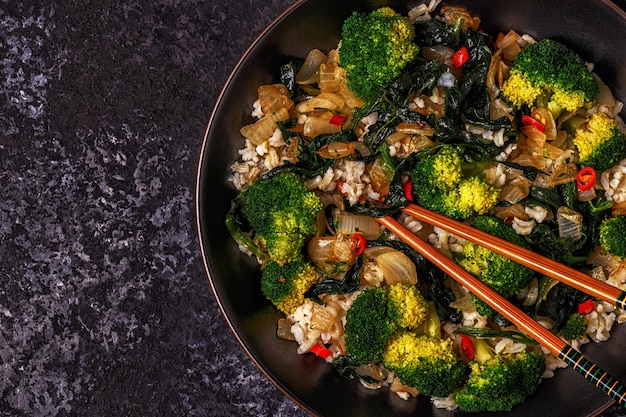 Foto cozinhar arroz frito asiático com legumes