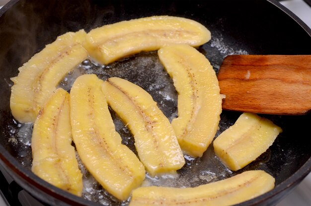 Cozinhar bananas de sobremesa chinesas são fritas em uma frigideira