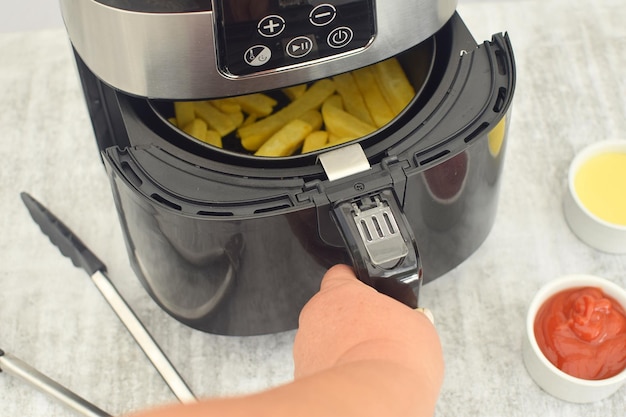 Foto cozinhar batatas fritas em um fundo sem óleo