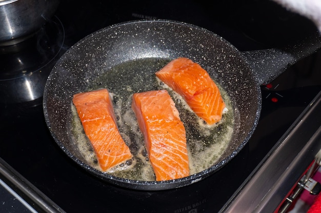 Cozinhar bifes de salmão na frigideira