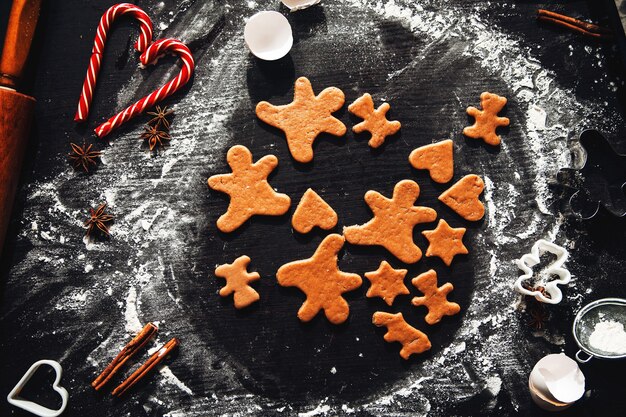 Cozinhar biscoitos caseiros de gengibre. Doces caseiros tradicionais de Natal. Fazendo biscoitos caseiros de gengibre. Atmosfera festiva, comida caseira.