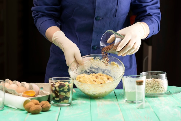 Cozinhar biscoitos de aveia com nozes e sobremesa nutritiva doce de frutas cristalizadas