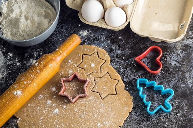 Foto cozinhar biscoitos de gengibre de natal ingredientes fundo ondark