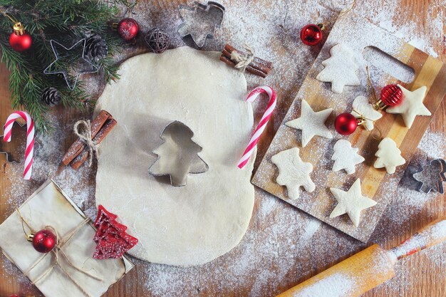 Cozinhar biscoitos de gengibre na véspera de natal na cozinha de sua casa