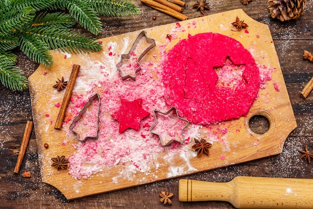 Cozinhar biscoitos de gengibre vermelho. Doces tradicionais de Natal.