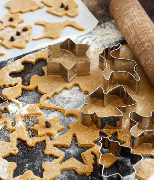 Cozinhar biscoitos de Natal com cortadores de biscoitos