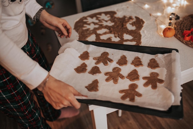 Cozinhar biscoitos de Natal com glacê. Família