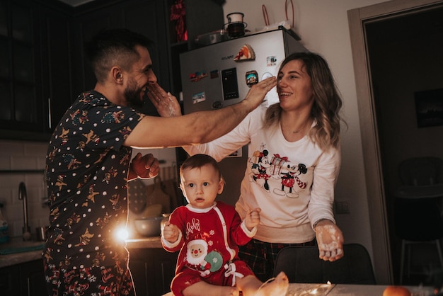 Cozinhar biscoitos de Natal com glacê. Família