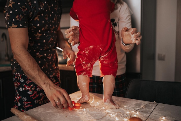 Cozinhar biscoitos de Natal com glacê. Família