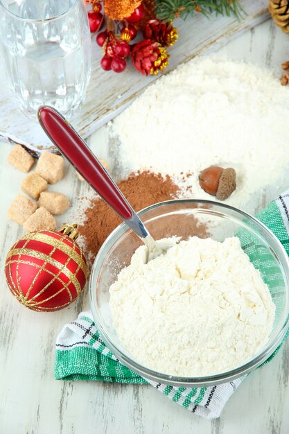 Cozinhar biscoitos de Natal na mesa de madeira