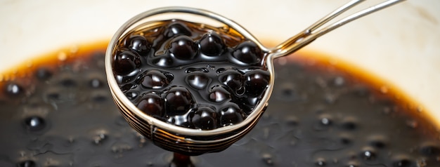 Cozinhar bolas de pérola de tapioca para fazer chá de bolhas