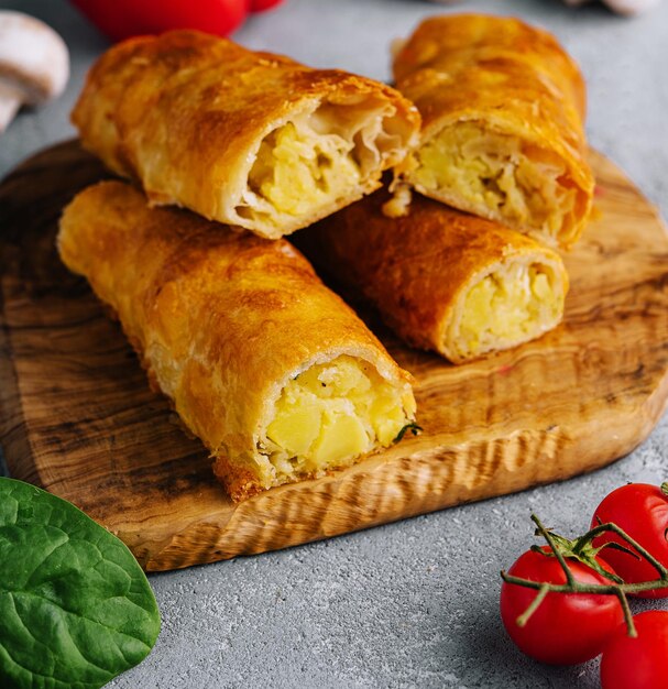 Cozinhar bolinhas com batatas no corte