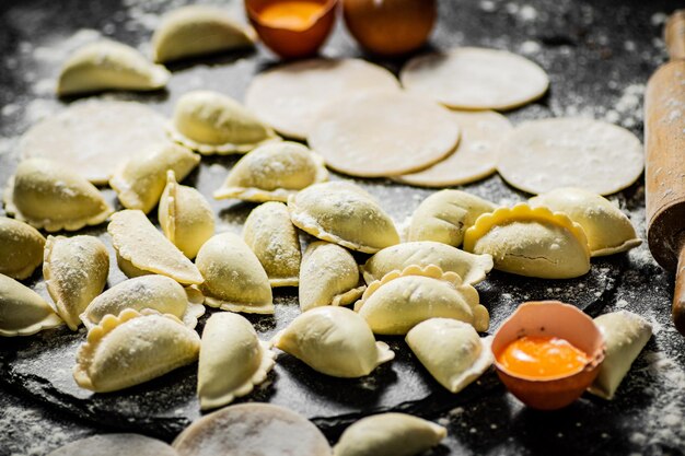 Cozinhar bolinhos caseiros com batatas