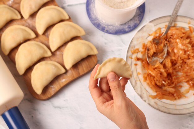 Cozinhar bolinhos de massa com repolho em casa