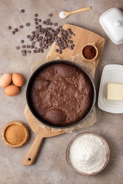 Cozinhar brownie, bolo de chocolate em uma forma redonda destacável. Vista superior, receita, ingredientes.