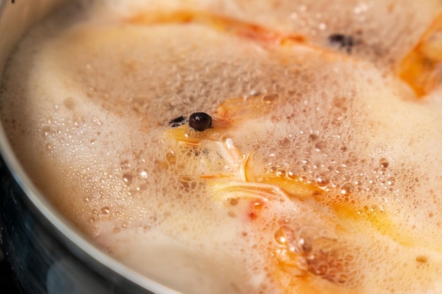 Cozinhar camarão em água quente em close-up Foco seletivo
