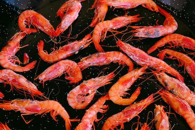 Foto cozinhar camarão em uma frigideira camarão em close-up