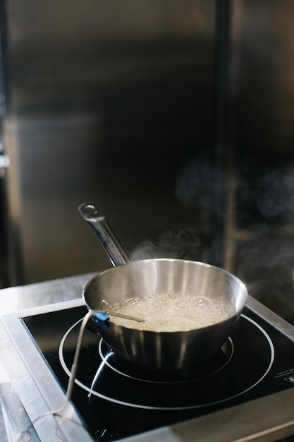 Cozinhar caramelo em uma panela em superfícies de cozimento indutivas