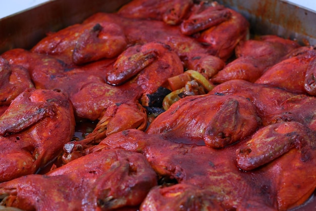 Cozinhar carne de frango à maneira síria para o prato Mandi