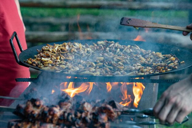 Cozinhar carne no fogo de churrasco