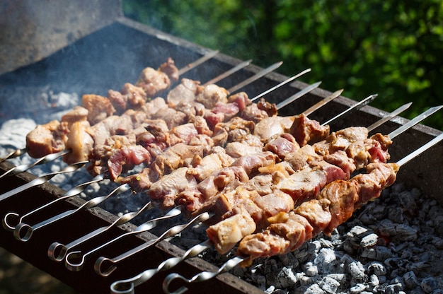 Cozinhar carne no fogo.