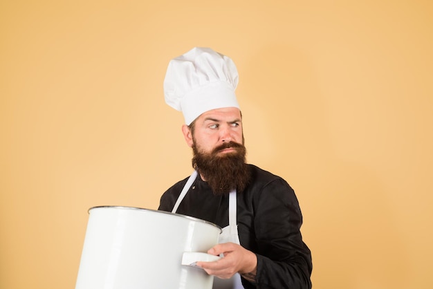 Cozinhar comida culinária profissão e conceito de pessoas cozinhar panela caçarola chef masculino cozinheiro