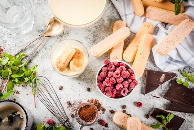 Cozinhar comida italiana sobremesa tiramisu, com todos os ingredientes necessários cacau, café