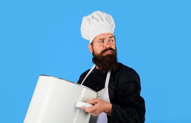 Cozinhar cozinheiro chef masculino culinário mantém profissão de comida de panela grande e conceito de pessoas cozinhar homem de avental
