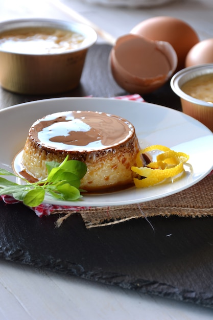 Cozinhar creme de caramelo com ovo, leite, canela e limão