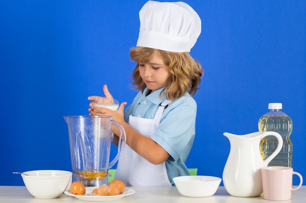 Cozinhar crianças chef garoto fazendo legumes frescos para alimentação saudável retrato de criança em fo