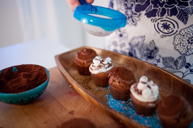 Cozinhar cupcakes, bolos e um prato de ingredientes para a decoração da mesa