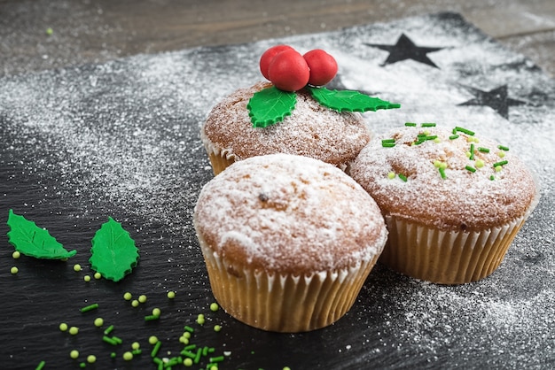 Cozinhar cupcakes de Natal e decorá-los com visco