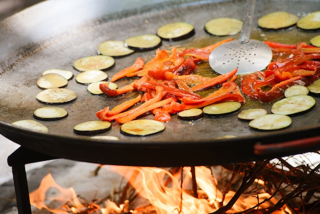 Cozinhar de uma paella de prato espanhol raditional com camarões e mexilhões