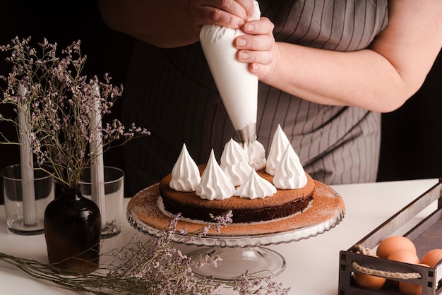 Cozinhar decorar bolo com glacê