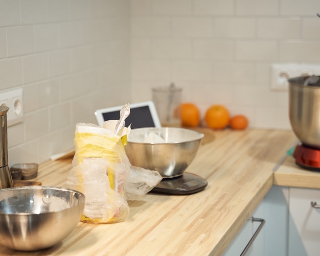 Cozinhar e assar alimentos na cozinha em casa, apartamento, farinha, tablet digital