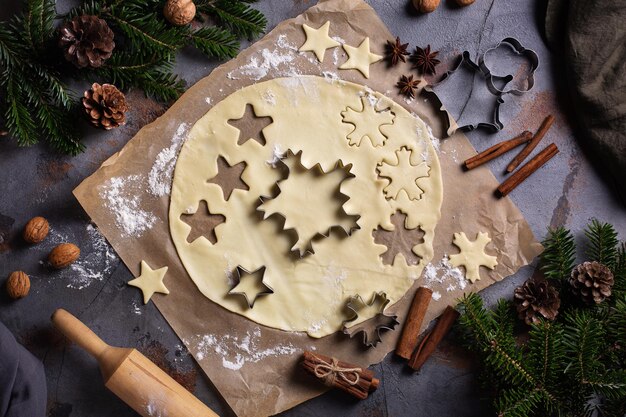 Cozinhar e assar massa de Natal com rolo de massa