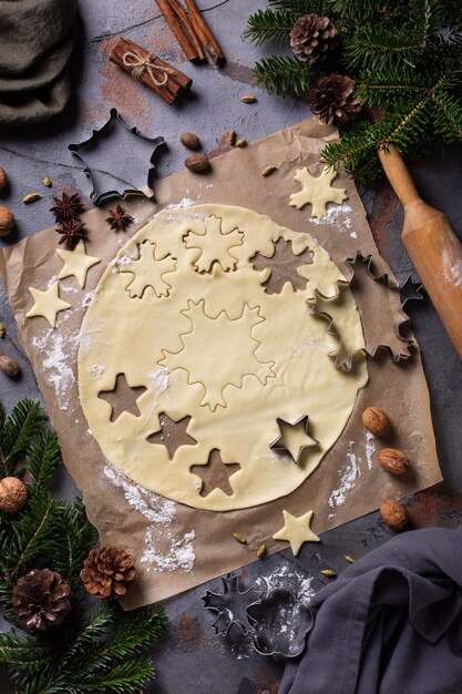 Cozinhar e assar massa de Natal com rolo de massa